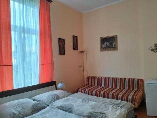 a bedroom with a bed and a window at Willa Wiselka in Wisełka