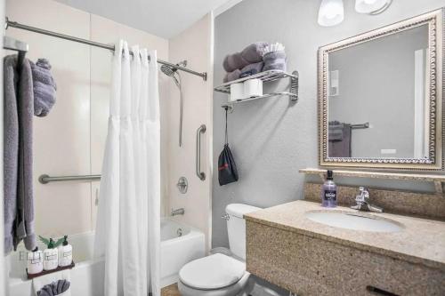 Vannituba majutusasutuses Bayfront 2BR Condo at Sailport