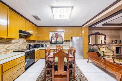 My Home in Baguio Cityにあるキッチンまたは簡易キッチン