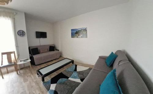 un salon avec un canapé et une chaise dans l'établissement Kerambigorn, à Fouesnant