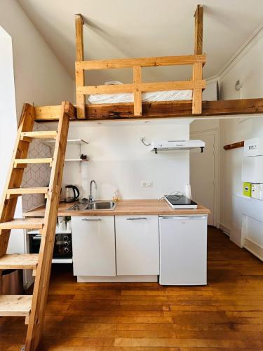 une cuisine avec des placards blancs et un lit en mezzanine dans l'établissement Studio with Mezzanine Center, à Chambéry