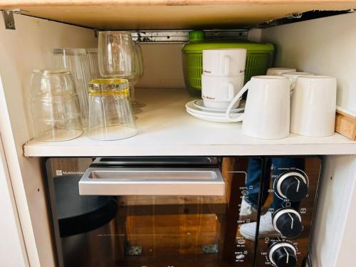 une armoire remplie de bocaux et d'autres articles de cuisine dans l'établissement Studio with Mezzanine Center, à Chambéry