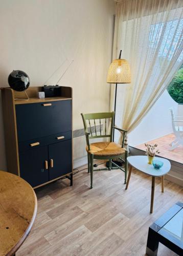 un salon avec une chaise, une table et une commode dans l'établissement Kerambigorn, à Fouesnant