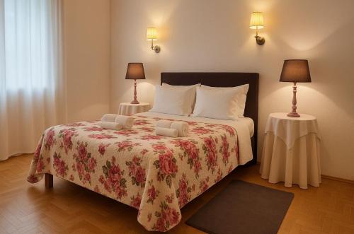 a bedroom with a large bed with two lamps at Casa da Praia do Ribatejo - Casa da Arcada in Praia do Ribatejo
