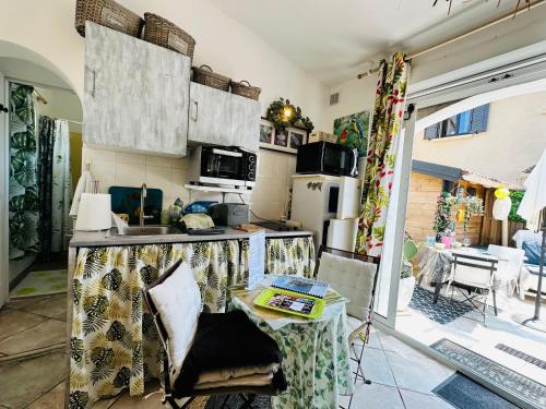 une cuisine avec une table et un comptoir dans l'établissement les pivoines, à Borgo