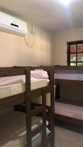 a room with two bunk beds and a window at Chácara Alta Vista em Londrina in Londrina