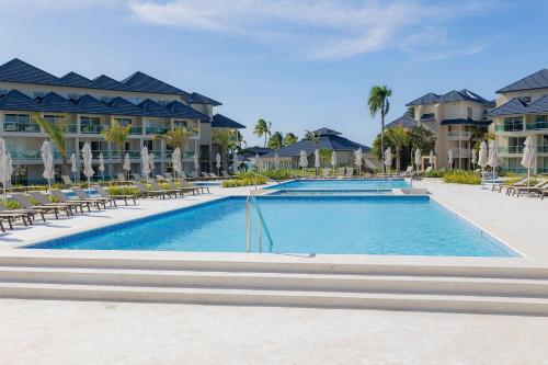 a pool at a resort with chairs and condos at Xanadú in Sampiño