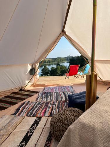 Postel nebo postele na pokoji v ubytování 4 Glamping Adventure - tent with lake view