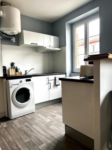 une cuisine avec un lave-linge et un lave-linge dans l'établissement Le Holly - Appartement centre ville Climatisé, à Albi