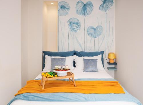 Royal House في Santa Maria La Carità: غرفة نوم مع سرير مع وعاء من الفواكه على طاولة