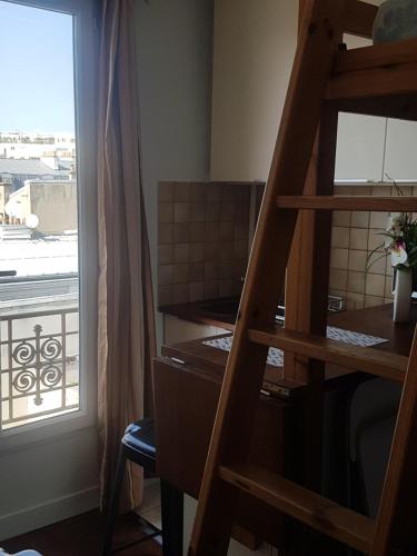 une chambre avec un lit superposé et une fenêtre dans l'établissement Studio Paris Nation-Bastille, à Paris