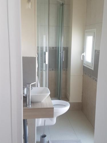 une salle de bain avec toilettes, lavabo et douche dans l'établissement Studio Paris Nation-Bastille, à Paris