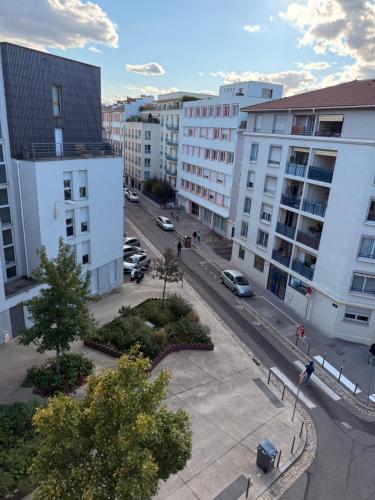 une vue aérienne d'une rue de la ville avec des bâtiments dans l'établissement App B, à Lyon