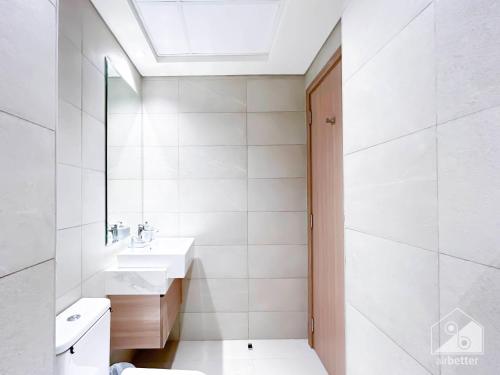 Ένα μπάνιο στο Luxury & City Views Studio in Azizi Riviera