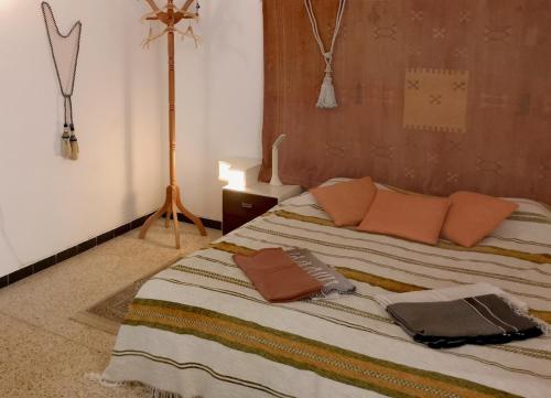 een groot bed met kussens in een kamer bij american terrace sousse centre in Sousse