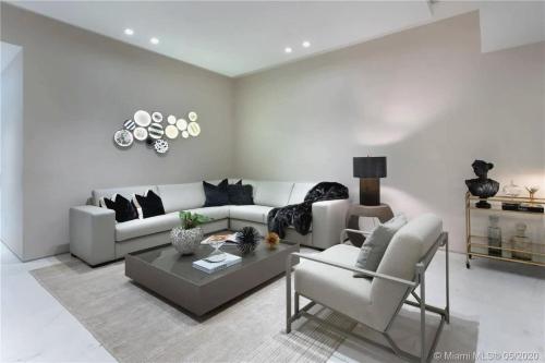 Posezení v ubytování Elegant 4-Bdr Oceanfront Condo with Skyline Views