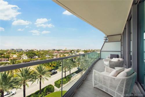 Balkón nebo terasa v ubytování Elegant 4-Bdr Oceanfront Condo with Skyline Views