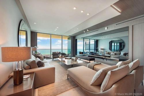 Posezení v ubytování Elegant 4-Bdr Oceanfront Condo with Skyline Views