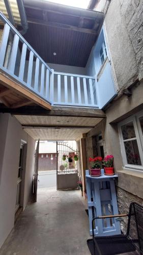 Gîte du portail fleuriにあるバルコニーまたはテラス