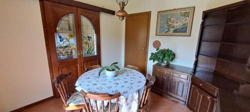 un comedor con una mesa con una planta en La Camelia, en Ameglia