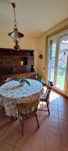 Un comedor con una mesa y una ventana. en La Camelia, en Ameglia