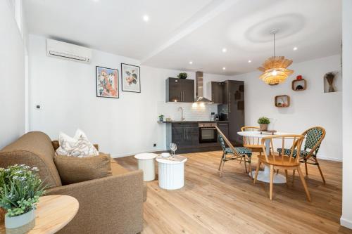 un salon avec un canapé et une table dans l'établissement Nice Renting - 35 Massena - Architect Flat Ultimate Charm Massena Center, à Nice
