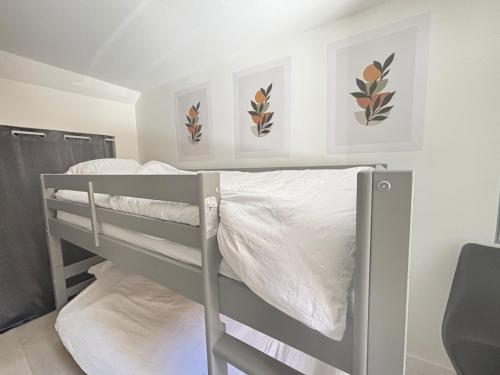 Un pat sau paturi într-o cameră la Chez Cricri, modern accommodation