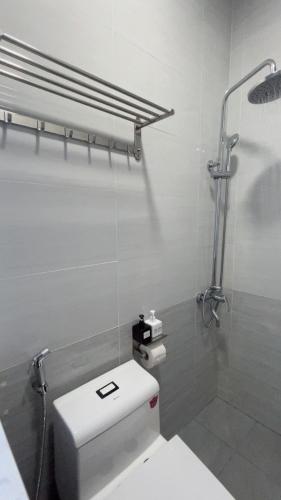 a white bathroom with a toilet and a shower at Amelia House - Boutique Hotel in Khu Chi Lăng