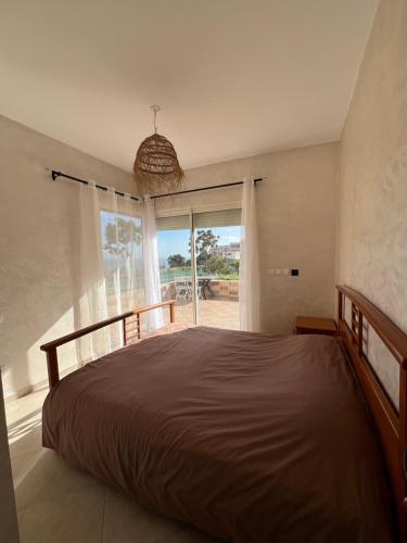 Una cama o camas en una habitación de Scenic ocean and moutain view in Imiouadar