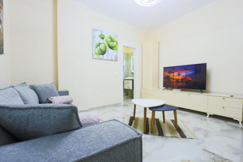 TV i/ili multimedijalni sistem u objektu Ingrit Gjoni Apartment