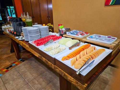 una mesa con muchos tipos diferentes de comida en Hotel Pousada Águas de Bonito, en Bonito