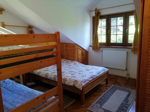 a bedroom with two bunk beds and a window at Casa de vacanță Tarnița in Someşu Cald