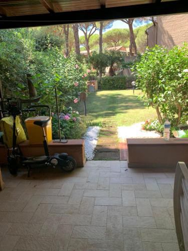 a garden with a scooter parked in a yard at Casa Calaverde in Fort Village