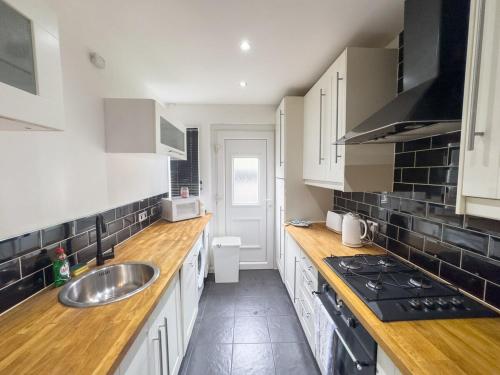 Η κουζίνα ή μικρή κουζίνα στο Clydebank 2 Bedroom Home