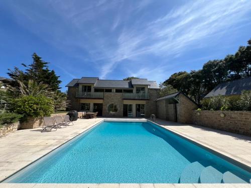une piscine devant une maison dans l'établissement Villa en bord de mer 6 personnes, à côte du Château des Tourelles, piscine d'eau de mer, à Pornichet