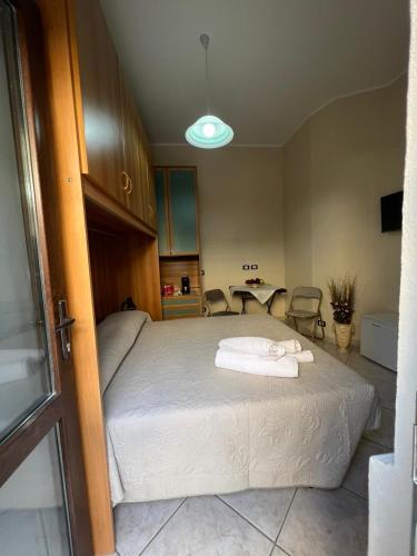 a bedroom with a bed with two towels on it at Casa del giglio in Cassibile