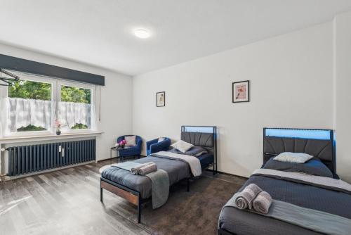 a bedroom with two beds and a window at Velbert, gute Lage, Ideal für Geschäftsleute, Monteure, Messegäste, 3 Schlafzimmer, SmartTV in Velbert