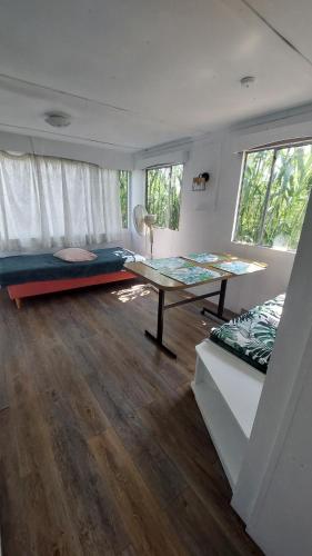 une chambre avec deux lits et une table dans l'établissement Logement dans propriété, à Saint-Laurent-dʼAigouze