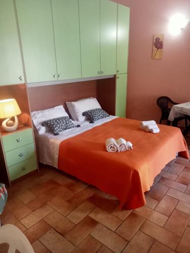 a bedroom with a bed with two towels on it at Casa del dottore in Cefalù