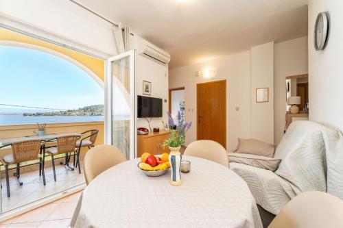 TV a/nebo společenská místnost v ubytování Apartment by the sea and with beautiful view, 2 bedrooms, 4 persons
