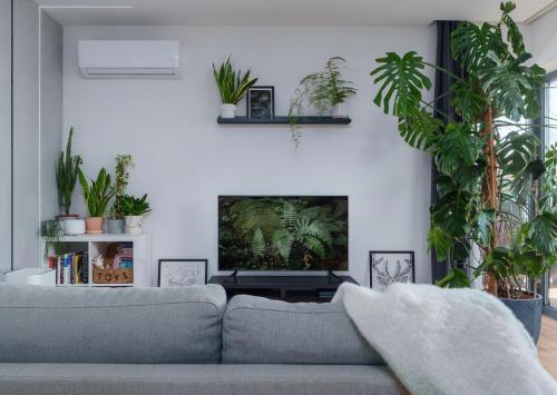 Posezení v ubytování Apartament Green Plant - 1 lub 2 oddzielne sypialnie, taras 30m2, garaż podziemny, FV vat, Targi, klima, dostęp 24h
