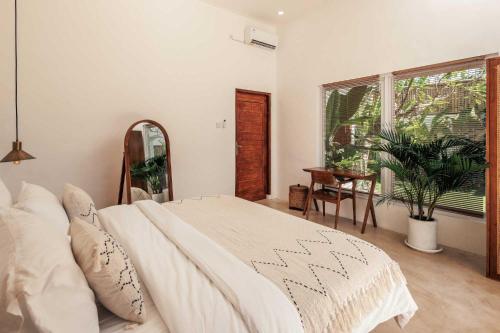Ένα ή περισσότερα κρεβάτια σε δωμάτιο στο Stylish 3BR Villa with Jacuzzi - Walk to Beach