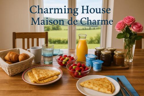 een tafel met brood en ontbijtproducten erop bij La Tour du Raygnier in Verneuil-le-Château