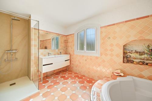 une salle de bain avec une baignoire, une douche et un lavabo dans l'établissement LE MAS CECYLAE, à Carqueiranne