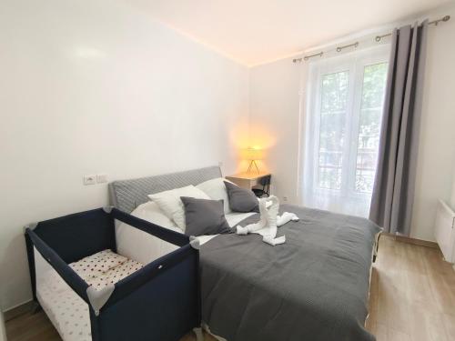 une chambre avec un lit avec un ours en peluche dessus dans l'établissement Belleville 10, à Paris