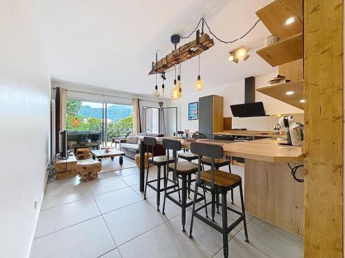 - une cuisine avec un comptoir et quelques chaises dans l'établissement L'Instant paisible, à Brison-Saint-Innocent