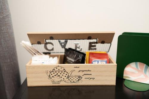 a wooden box with a picture of a cupcake at Le suite di Alba in Palermo
