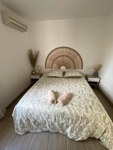 - une chambre avec un lit doté de 2 oreillers roses dans l'établissement Gite De La Fontaine Avec Jaccuzi, à Septfonds