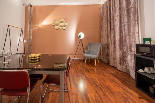 a living room with a desk and a chair at Le suite di Alba in Palermo