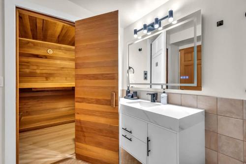 Ένα μπάνιο στο Lakefront Retreat for 6 with Stunning Views Sauna